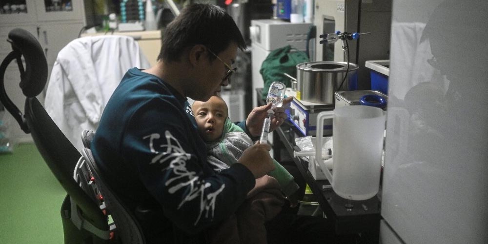 В Китае папа самостоятельно делает лекарство для лечения своего сына