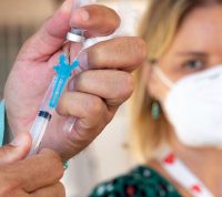 В Великобритании предлагают ускорить введение бустерной дозы вакцины
