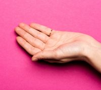 Женщины, у которых указательный палец короче безымянного – сильнее: исследование
