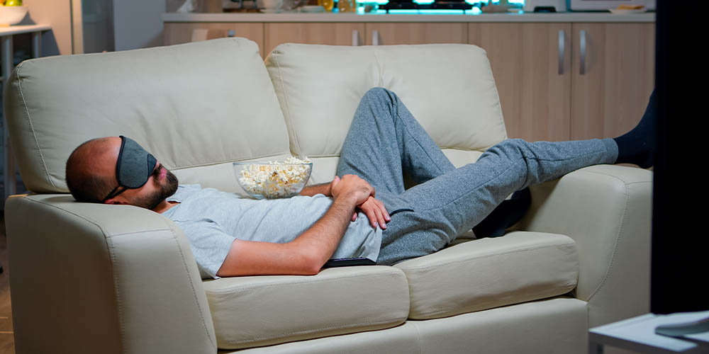 Почему нельзя засыпать под телевизор, рассказали ученые