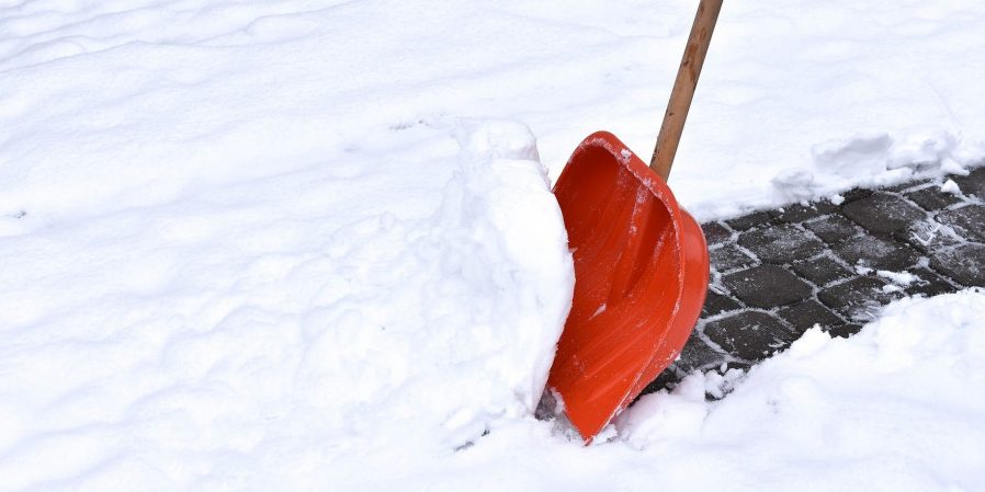 Прибирання снігу лопатою може закінчитися серцевим нападом