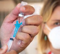 Часті бустерні уколи вакцин від коронавірусу можуть нашкодити