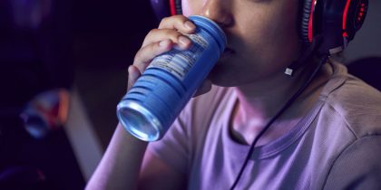 Почти половина детей в мире злоупотребляют энергетическими напитками
