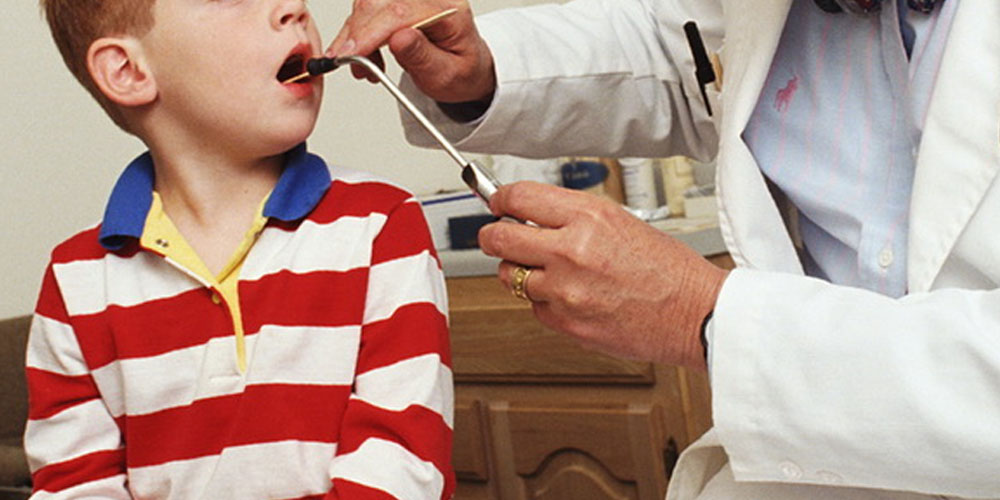 10 дієвих способів заспокоїти біль у горлі в дитини