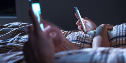 Использование смартфона перед сном иногда может помочь расслабиться и заснуть