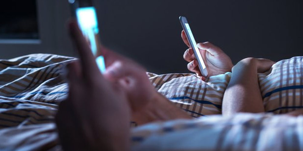 Использование смартфона перед сном иногда может помочь расслабиться и заснуть